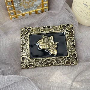 Vintage Rose Relief Brooch European Court Style Alloy Enamel Floral Breastpin Retro Gold Elegant Women Apparel Accessories