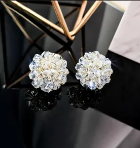 Exquisite Kristall Cluster Ohrstecker mit funkelnden Perlen und filigranem Golddraht Design.
