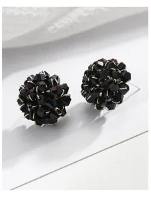 Schwarze Kristall Perlen Kugel Ohrringe Detailansicht mit feinem Golddraht design.