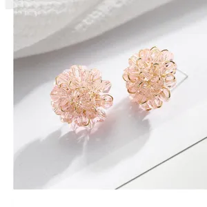 Schicke rosafarbene Kristall-Ohrstecker mit Blumen-Design und goldenem Finish für Damen.
