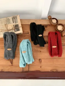 Gemütlicher Strickschal mit Ledersetikett, weicher Winter-Bagel-Schal in vielen Farben.