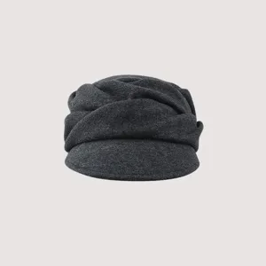 Dettaglio berretto newsboy piatto plissettato grigio scuro, cappello vintage in lana.