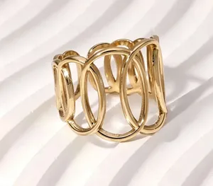 Offener Edelstahl Ring mit ineinandergreifendem ovalen und geometrischen 18k Gold Design.
