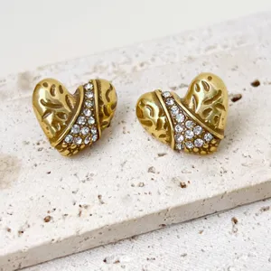 Retro gold herz strass ohrstecker nahaufnahme detail, elegante durchbrochene metall schmuck.