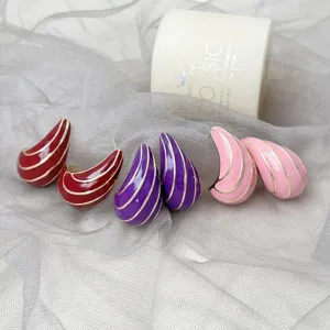 Emaillierte Tropfen-Ohrringe mit geometrischen Linien, elegantes Design in Rosa, Lila und Rot.