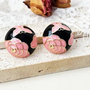 Vintage rosa schwarze Emaillierte Kamelien Blumen Ohrstecker Detailansicht Schmuck