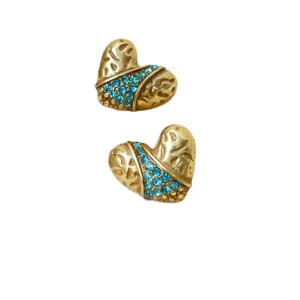 Retrogoldene Herz-Ohrstecker mit blauen Strasssteinen, modischer europäischer Schmuck.