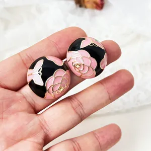 Wunderschöne vintage elegante rosa schwarze Emaillierte Kamelien Blumen Ohrringe Gold