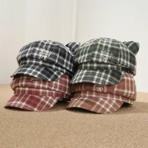 Gorra estilo coreano a cuadros con orejas de gato y bordado de lazo, sombrero de otoño elegante.