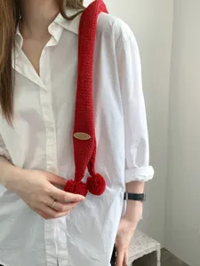 Roter gestrickter schmaler Schal mit Bommeln und Metallschild, eleganter Damen Halsschal.