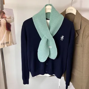 Gros plan détaillé d'un élégant écharpe croisée en tricot mélange de laine vert menthe.