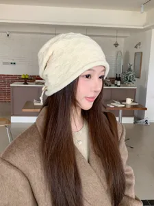 Gemütliche Strickbeutelmütze mit verstellbarem Kordelzug und Umschlag für den Winter.