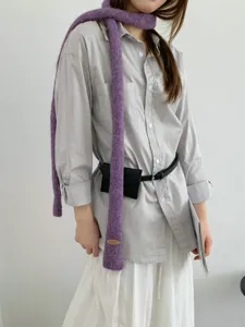 Einfarbiger Strick Schal für Damen, eleganter lila Winterschal mit feinem Lederetikett.