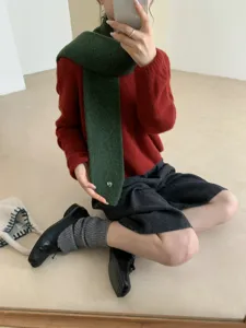 Detailansicht des koreanischen Wollspitzschals in Dunkelgrün mit feiner Herzstickerei.