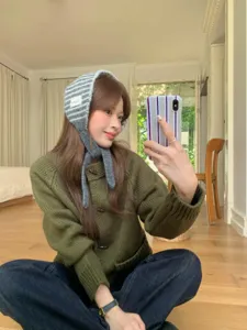 Gemütliche gestreifte Strickmütze mit Bändern Winter warme Ohrenschützer Kopftuch casual