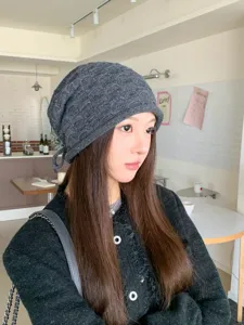 Dunkelgraue Strick Slouchy Beanie Mütze mit Metallic-Fäden und verstellbarem Kordelzug.