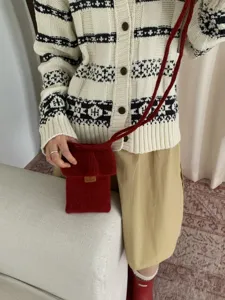 Retro Umhängetasche aus Strick mit Rüschen, stylisches Wolldesign für die Herbstmode.