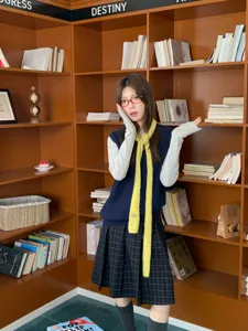 Einfarbiger Wollschal im koreanischen Stil kombiniert mit einer eleganten Strickweste.