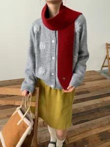 Detailansicht des roten Wollspitzschals, kuscheliger Strick-Halswärmer für Damen stilvoll.