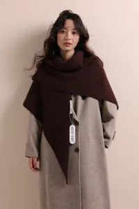 Gemütlicher brauner Strick-Dreiecksschal, stilvoller Schal für Damen, warmes Winter-Accessoire.