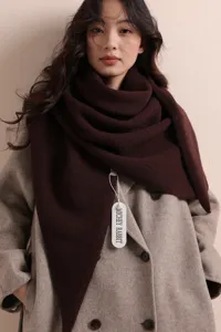 Nahaufnahme des kuscheligen dunkelbraunen Strick-Dreiecktuchs mit weicher und warmer Textur.