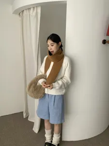 Brauner Wolle spitzer Halsschal fuer Damen, koreanischer Stil Winter warm kuschelig Kraegen.