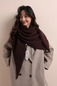 Detailaufnahme eines dunkelbraunen Strick-Dreieckschals, kuscheliges warmes Winteraccessoire.
