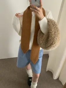 Stilischer brauner Wollspitzschal für Damen, gemütlicher Winter-Halswärmer und vielseitiges Modeaccessoire.