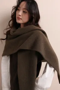 Gestricktes Dreieckstuch fur Damen, warmer einfarbiger Schal Cape Detailaufnahme Winter.