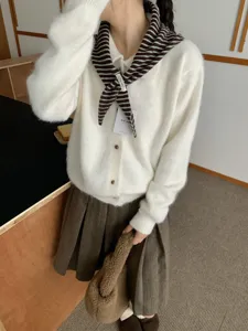 Chic bufanda triangular de punto a rayas para mujer, cuello de invierno cálido y elegante.