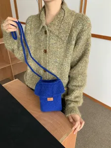 Schicke gestrickte Umhängetasche für Handy, weiches Wollmaterial, perfekter Herbststil.