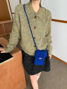 Chic Umhängetasche aus Strick und Vintage Strickjacke für Damen, gemütlich und stilvoll.