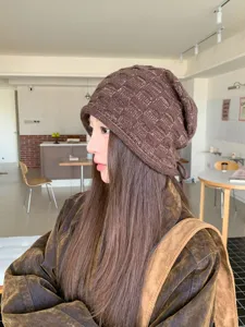 Braune Strick-Slouchy-Mütze für Damen, Herbst und Winter Mode, detaillierter Strick-Stil.
