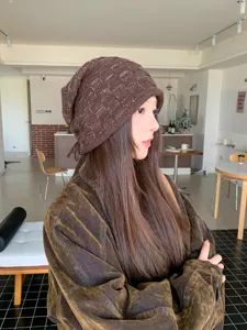 Braune Damen Strickmütze mit Glitzerfaden und Kordelzug für gemütlichen Herbst und Winter.