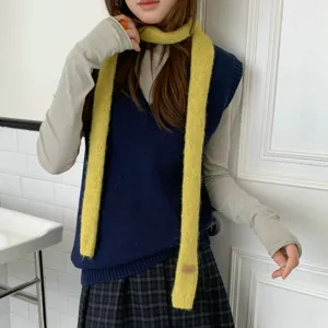 Schicker Herbst Winter Strick Schal für Damen langer schmaler Baguette Schal mit Lederaufnäher.