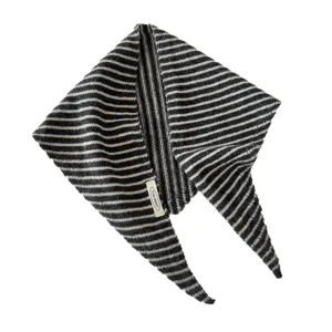 Elegante bufanda triangular de punto a rayas blanco y negro para mujeres, cuello.