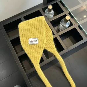 Gelber Strick Ohrenwärmer Schal mit Bindeband, kuscheliges Winter Halstuch Detailansicht.