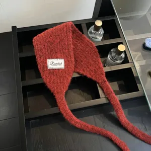 Roter gestrickter flauschiger Ohrenwärmer Schal Detailansicht, warmer kuscheliger Winter Accessoire.