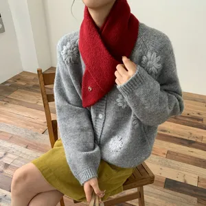 Roter Strickspitzschal für Damen, gemütlicher Winter-Halswärmer mit Herz-Anhänger.