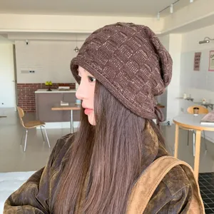 Damen Slouch Strickmütze mit Metallic Fäden, verstellbarem Kordelzug und Rollrand.