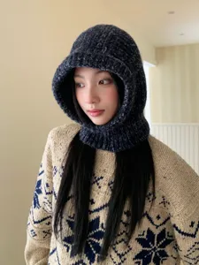 Vista detallada de pasamontañas de punto acogedor para mujer en azul oscuro, lana suave invierno.