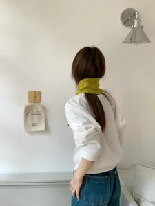 Grüner hohlgestrickter Halswärmer Schal Damen Herbst Winter gemütlich stilvoll Kälteschutz