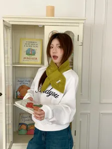 Grüner Strick-Kreuzschal für Damen, gemütlicher Winter-Halswärmer, niedlicher japanischer Stil.