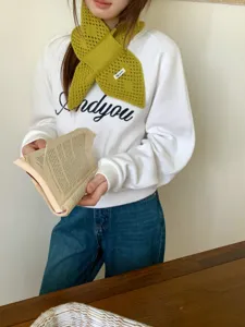 Grüner Strickschal im Kreuzdesign, warmer Herbst und Winter Halswärmer, schöne Detailansicht.