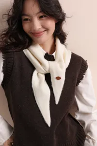 Detailaufnahme eines stilvollen weißen Strick-Dreiecksfuchs für Damen, warmer Halswärmer.