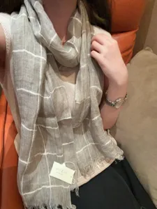 Detailansicht des Vintage Karo Leinentuches mit eleganten Fransen, atmungsaktiv und leicht.