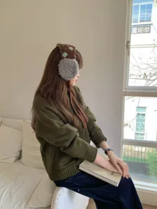 Gezellige gebreide oorbeschermers met schattige stippen en pluche oorkussens. Winteraccessoire.