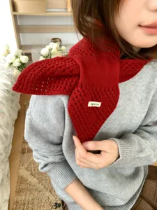 Detailansicht des roten hohlen Strick-Kreuzschals für Damen, kuscheliger Winterschal.