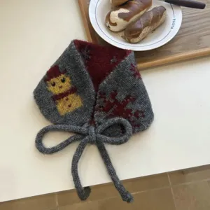 Gebreide sneeuwpop oorwarmers detailweergave, schattige warme gezellige winter oorbeschermers.