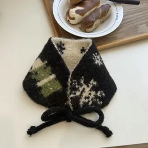 Gezellige winterse gebreide oorkwarmer met schattige sneeuwman en sneeuwvlokkenjacquard.